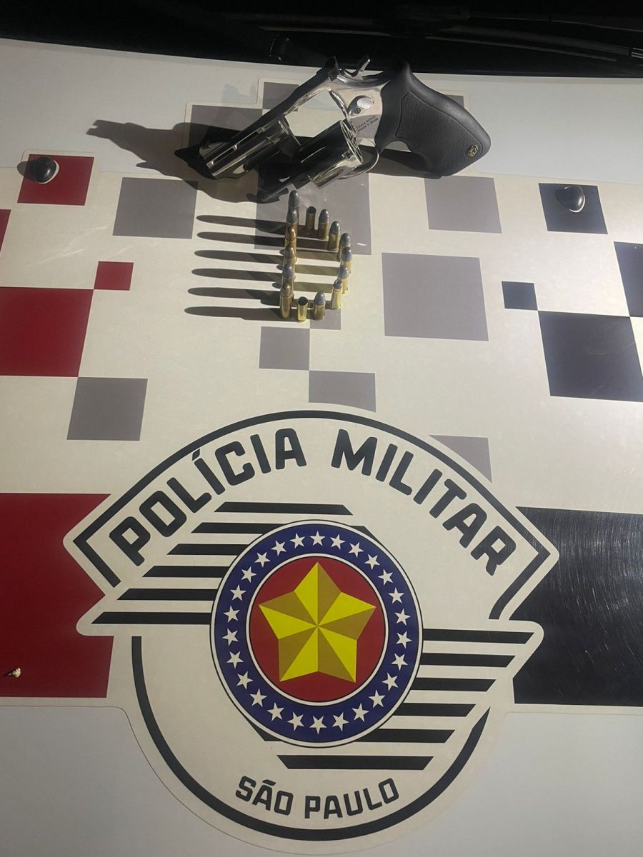 Arma e munições apreendidas pela PM